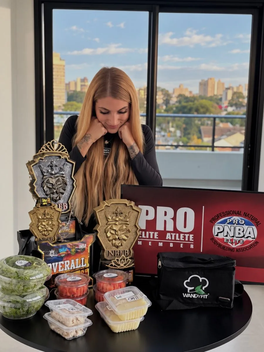 Manoella com marmitas personalizadas WandyFit, troféus e PRO Card